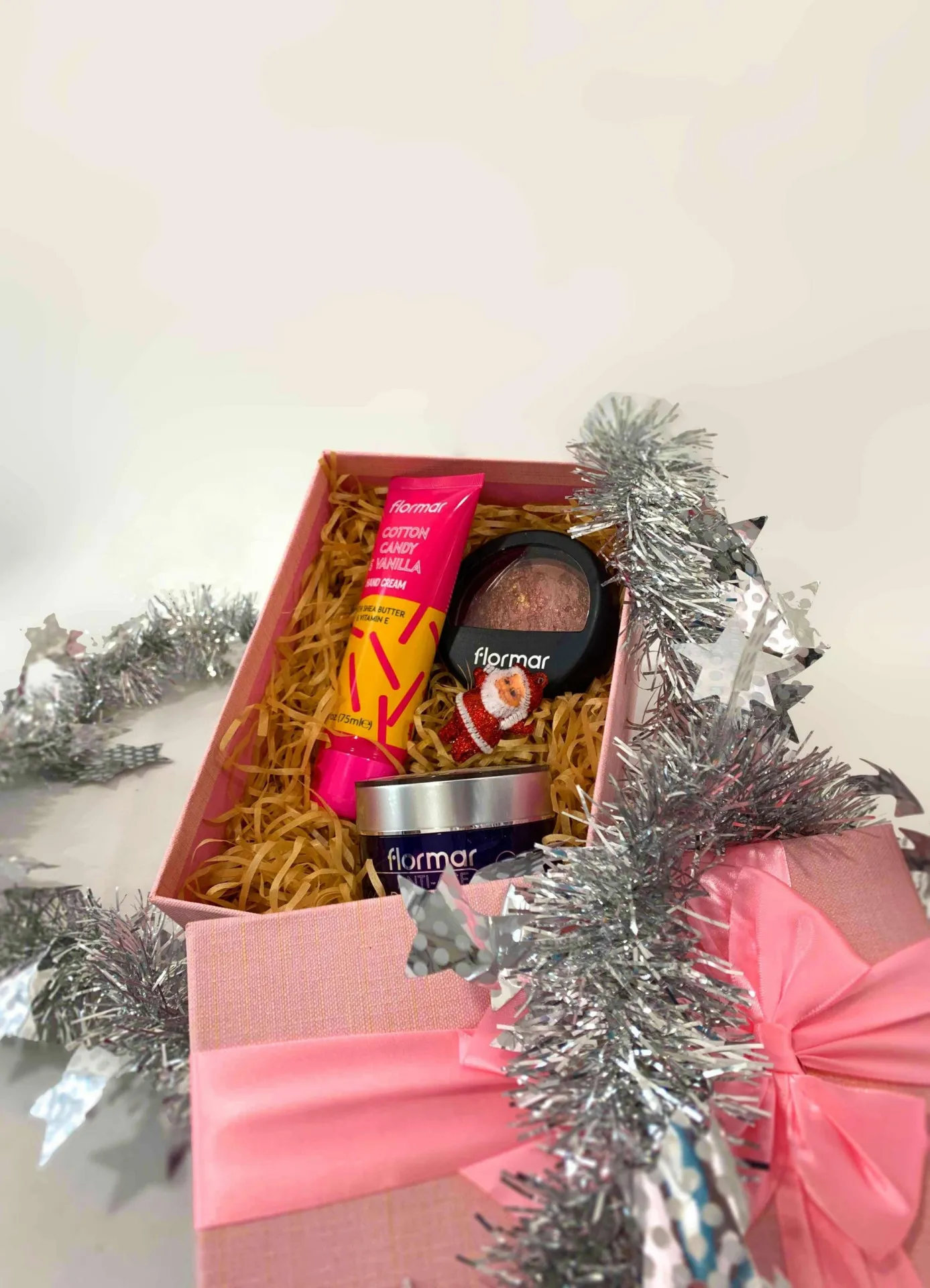 Подарочный набор - пудра-румяна, дневной крем, крем для рук, подарочная коробка n0220 SHK Gift#3