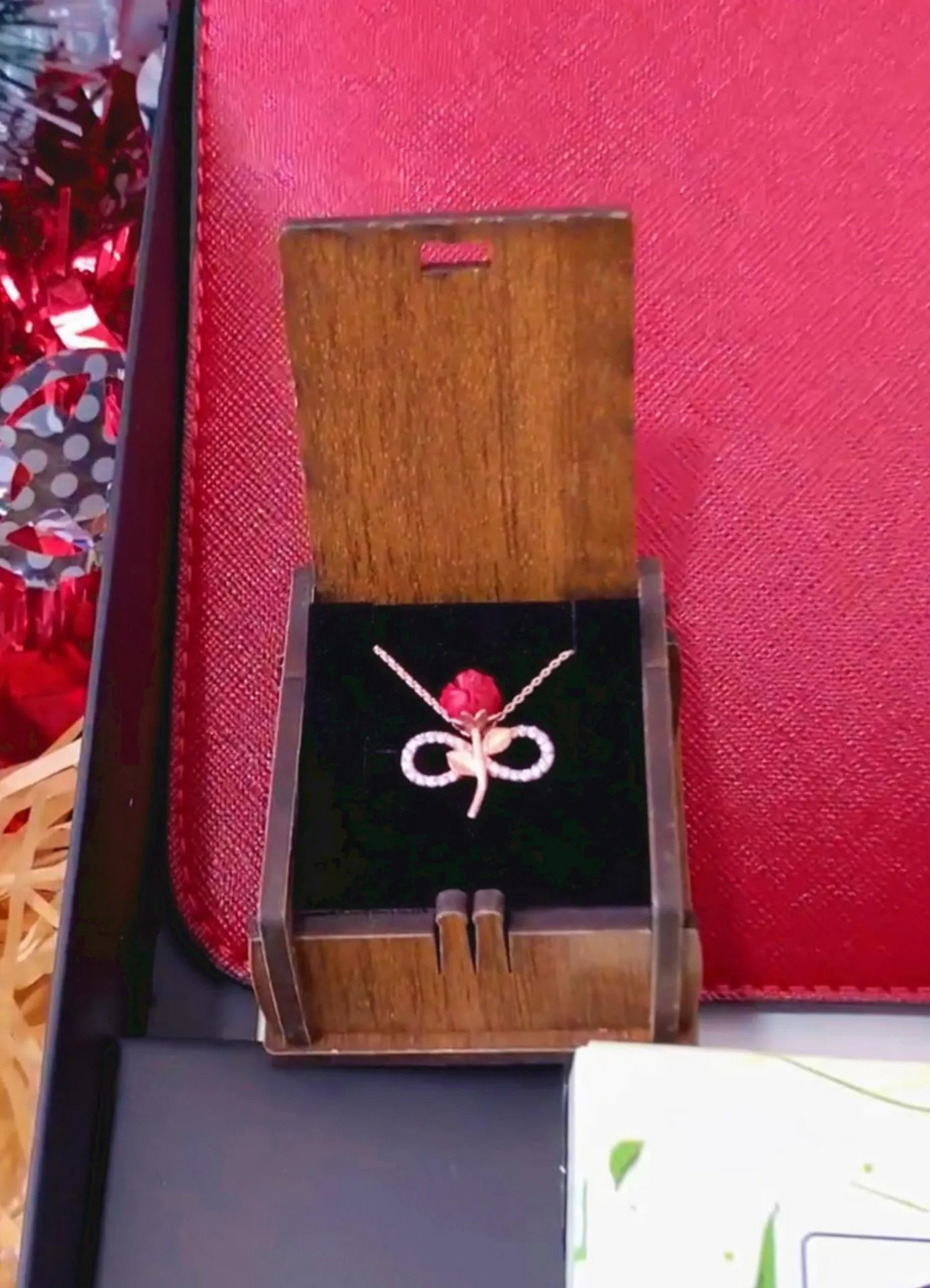 Подарочный набор - женский кошелек, туалетная вода, серебряное ожерелье с красными розами, подарочная коробка n0219 SHK Gift#2