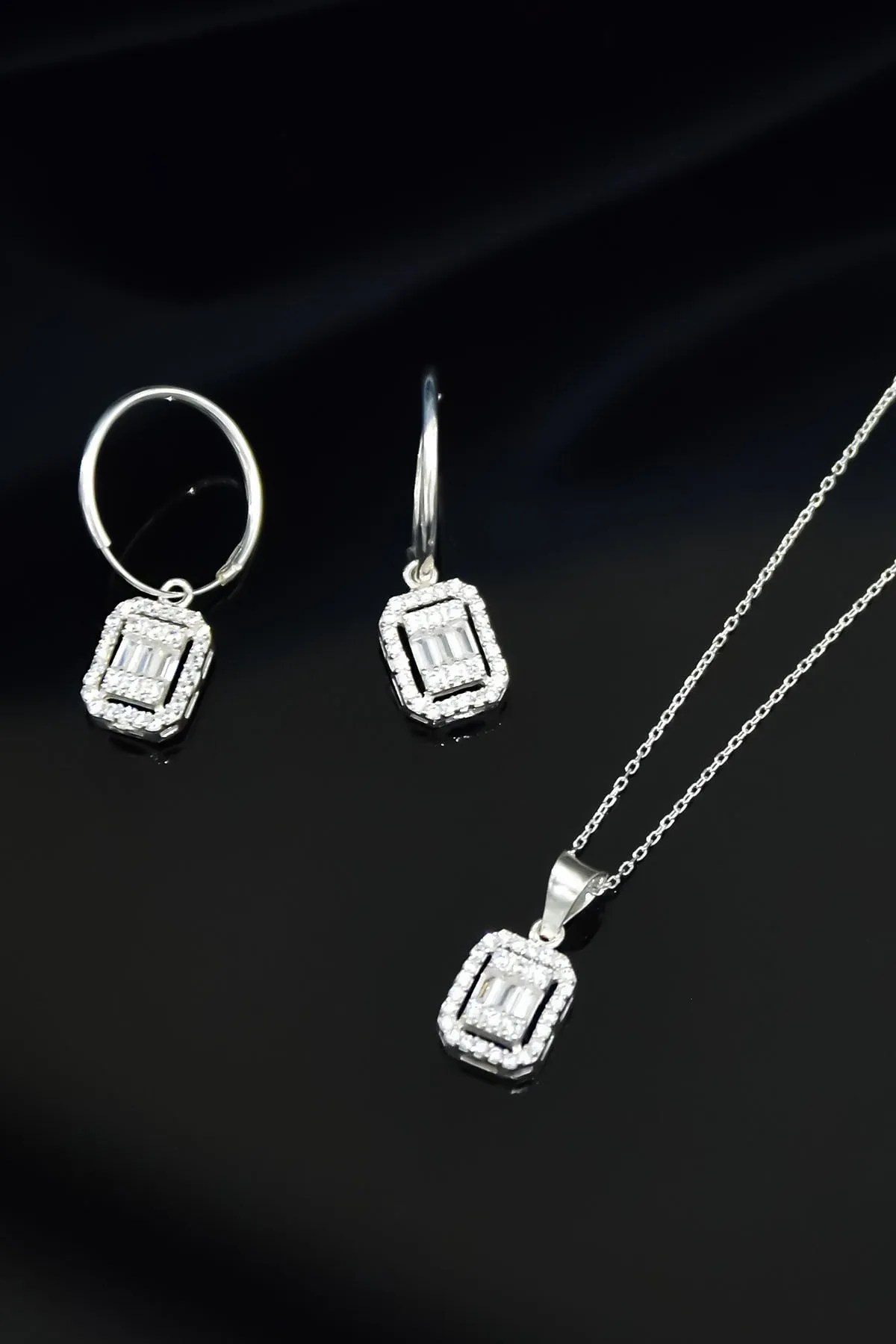 Серьги-кольца с родиевым покрытием и циркониевым багетным камнем uvpts600082 Larin Silver#3