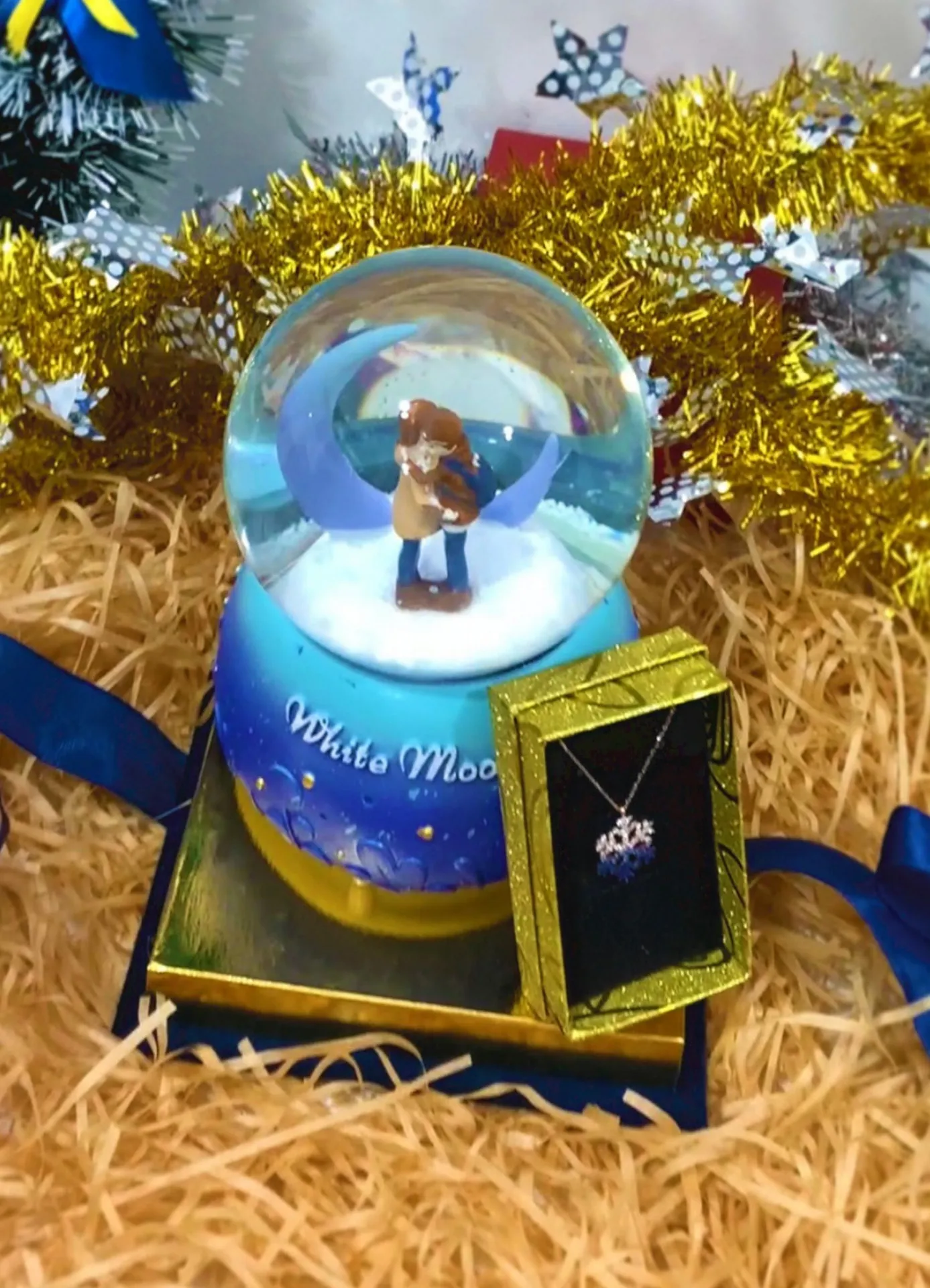 Подарочный набор - музыкальный снежный шар, серебряное ожерелье снежинка, подарочная коробка n0213 SHK Gift#4
