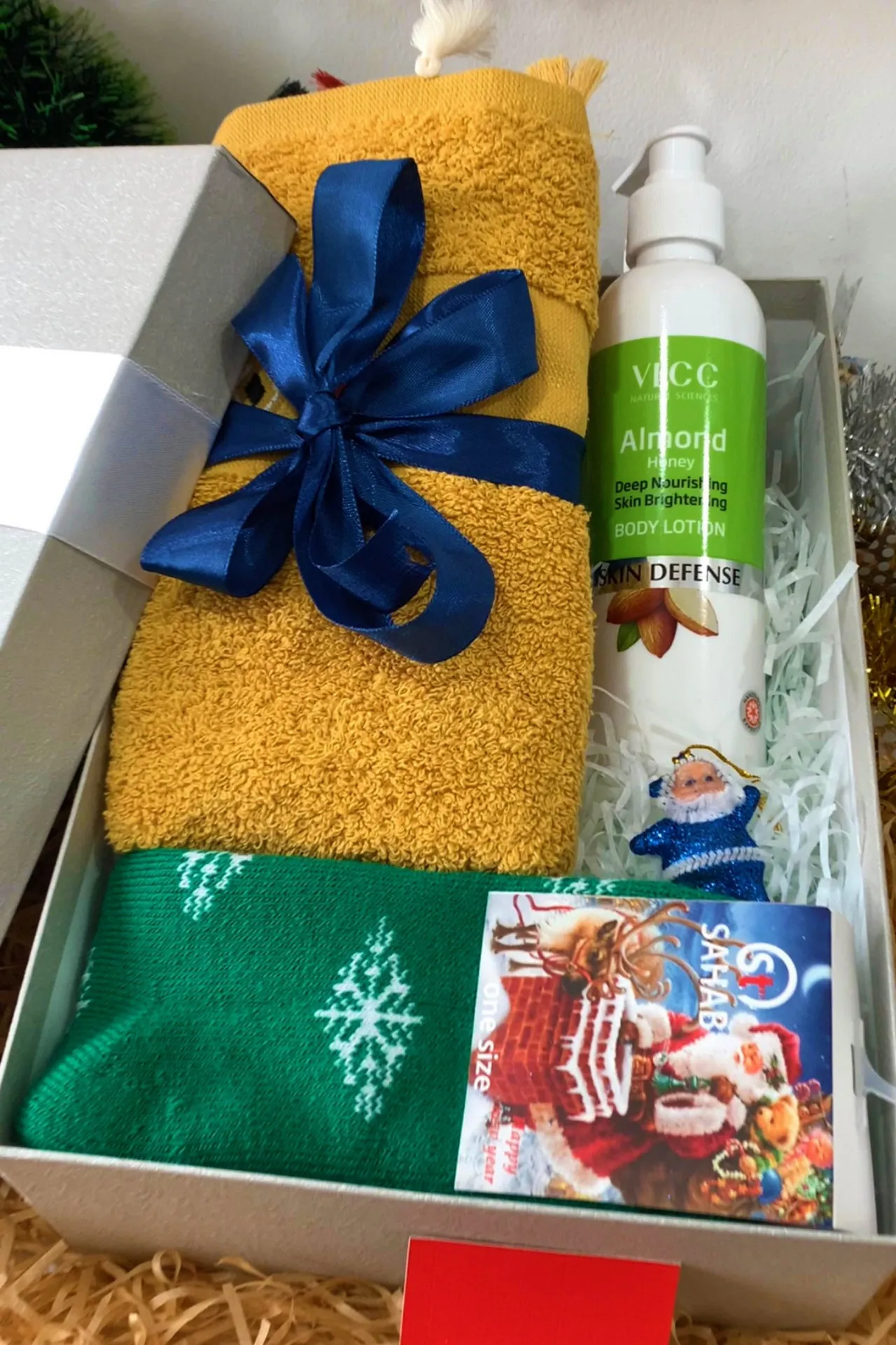 Подарочный набор - лосьон для тела, носки, полотенца, подарочная коробка n0229 SHK Gift#2