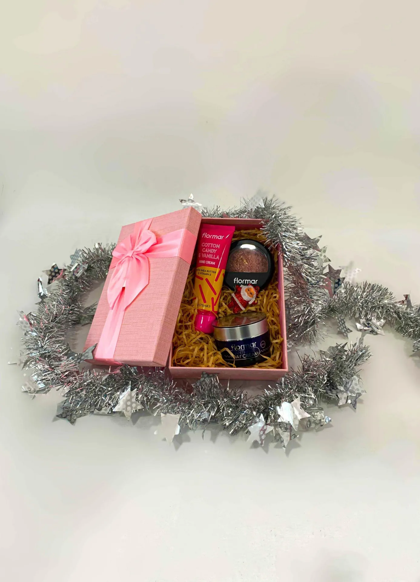 Подарочный набор - пудра-румяна, дневной крем, крем для рук, подарочная коробка n0220 SHK Gift#2