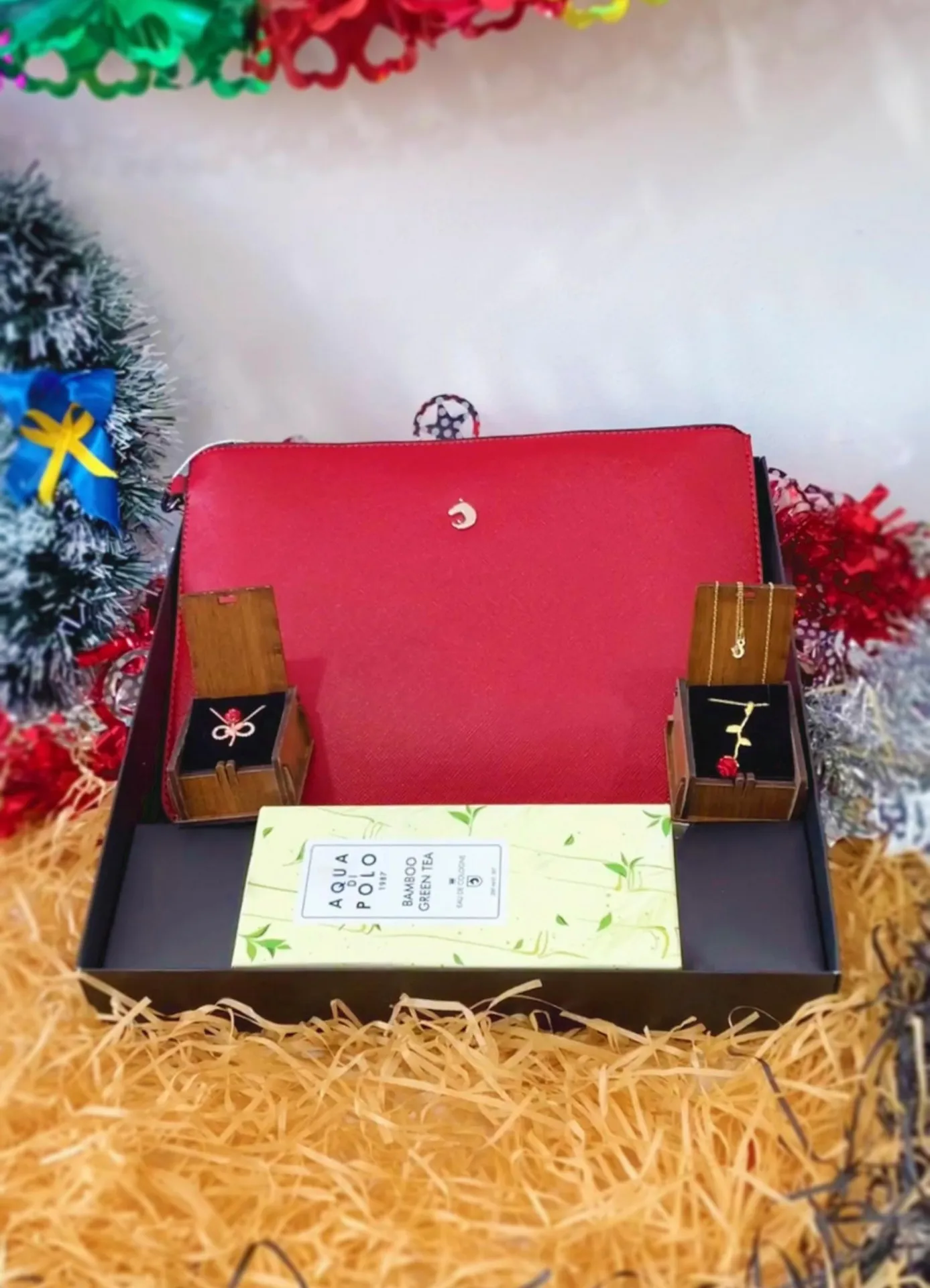 Подарочный набор - женский кошелек, туалетная вода, серебряное ожерелье с красными розами, подарочная коробка n0219 SHK Gift#1
