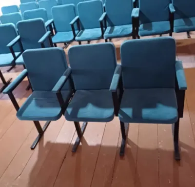Театральные кресла трехместные