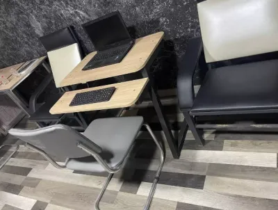 Компьютерный стол со стулом