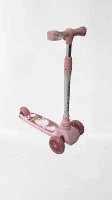 yorqin g'ildiraklari bilan mini scooter qizil