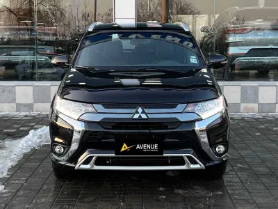 Автомобиль Mitsubishi Outlander Phev plug in Hybrid