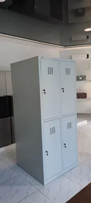 Шкаф металлический  двуликий для одежды из 8 ми (4+4) ячеек.