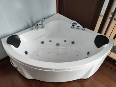 Гидромассажная джакузи ванна с 1 мотором 150х150