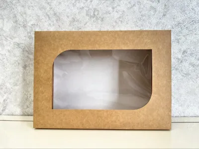 Белая и крафтовая картонная коробка с окошкой