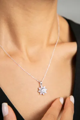 Женское серебряное ожерелье, модель: цветок fa182428 Larin Silver