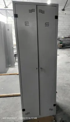Двухсекционный металлический шкаф