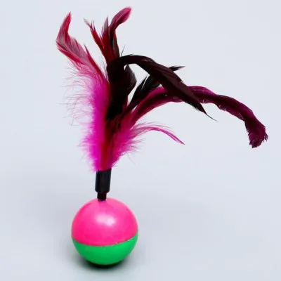 Игрушка — неваляшка мяч с перьями