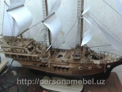 Деревянный корабль из ореха