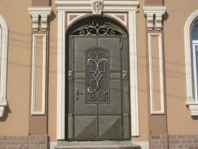 Дверь с элементами ковки