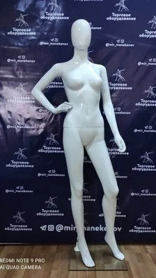 Женский манекен с согнутой рукой (белый)