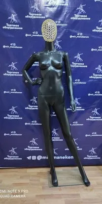 Женский манекен с согнутой рукой (черный)